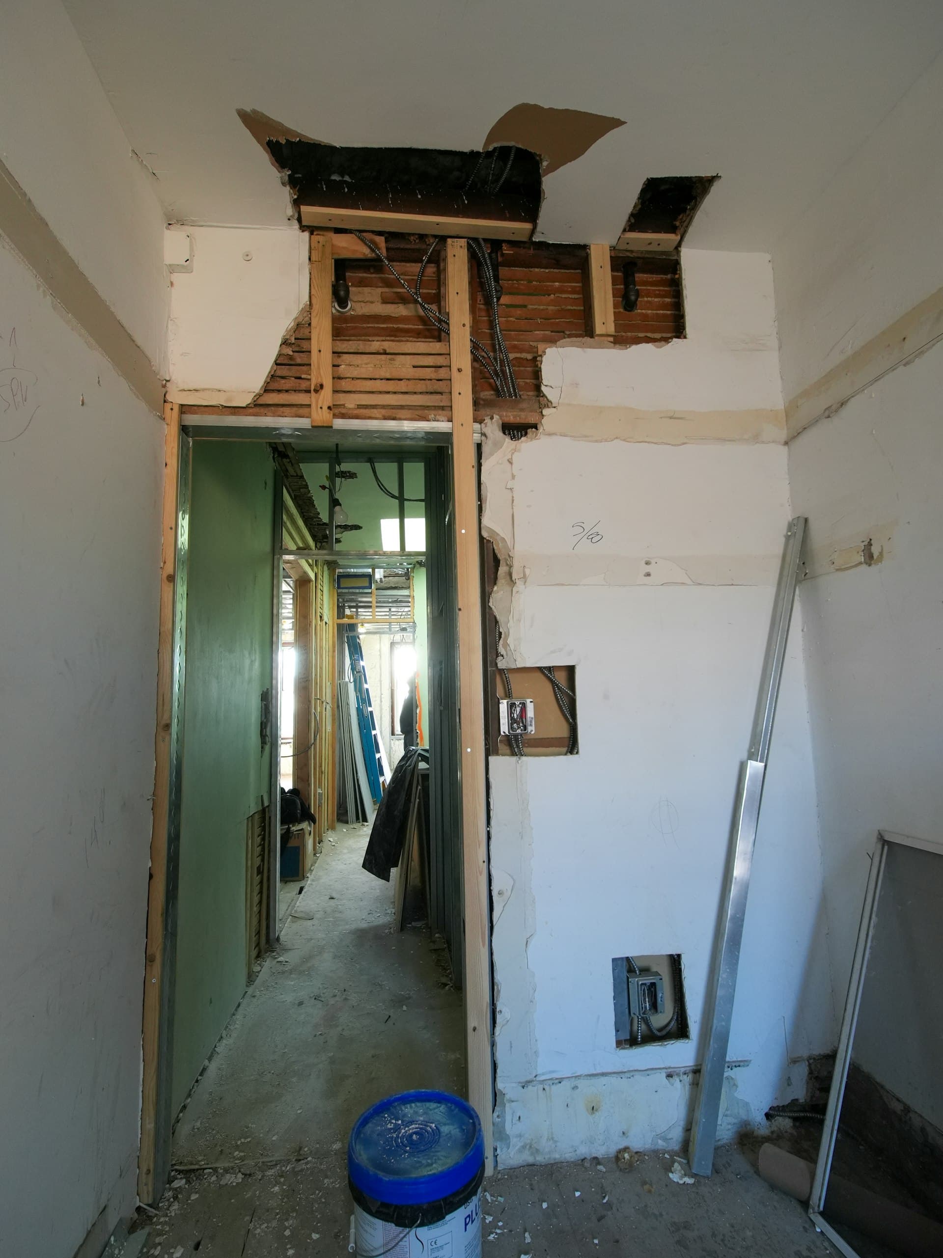 Pièce en cours de rénovation avec murs à nu avant peinture